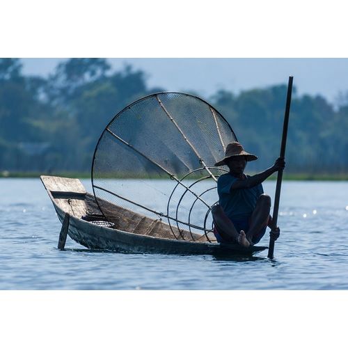 Haseltine, Tom 아티스트의 Inlay Lake-Shan State-Myanmar-Fisherman poles his canoe작품입니다.